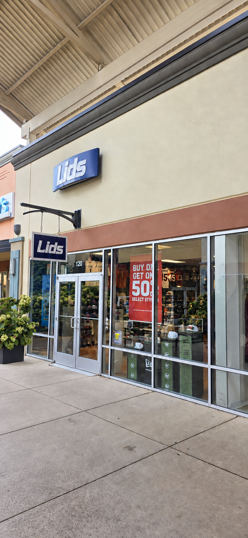 LIDS storefront at Cincinnati Premium Outlets in Monroe, Ohio